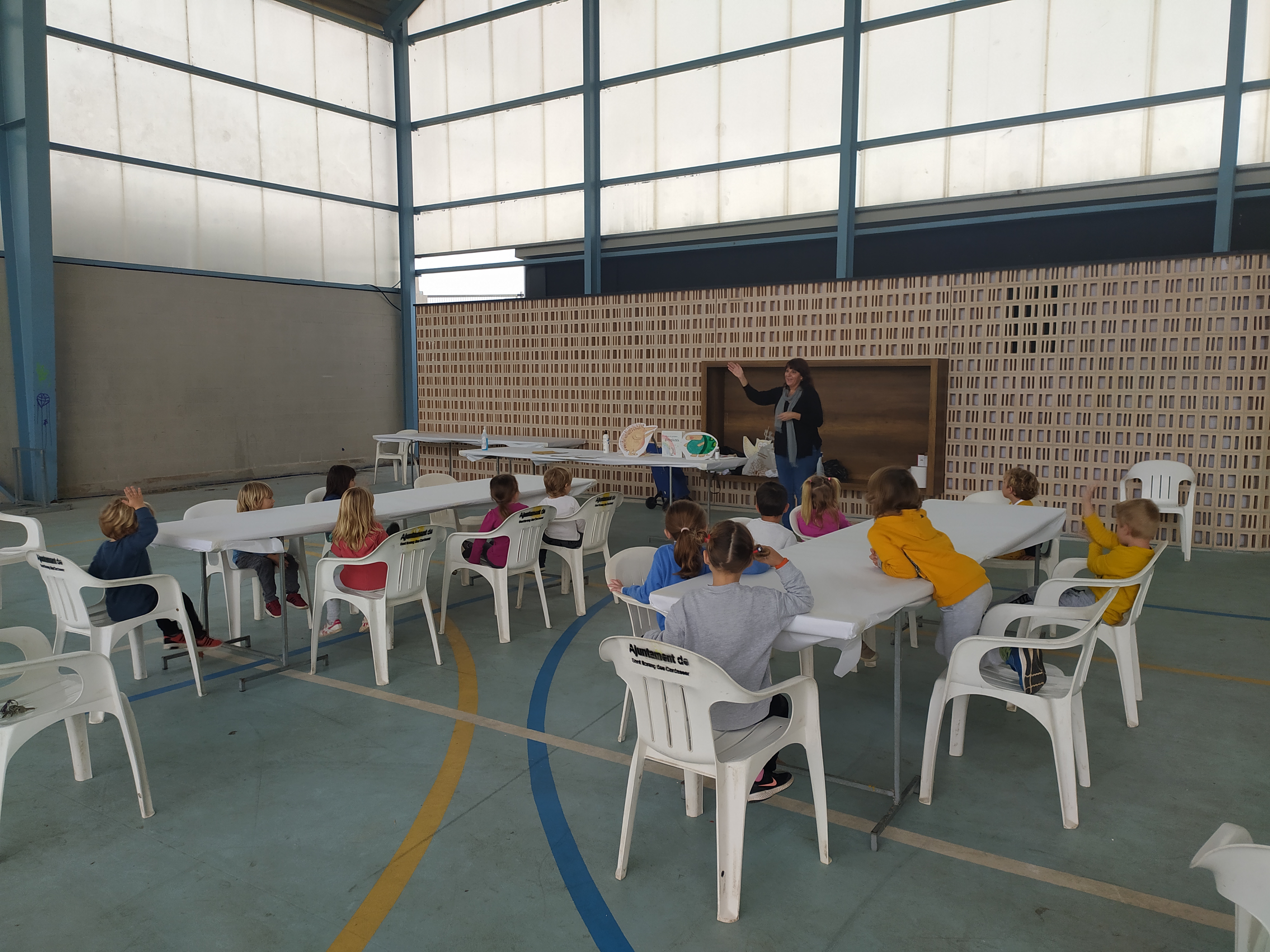 Des de la biblioteca ens conten: FINS QUE ENS POGUEM ABRAÇAR!