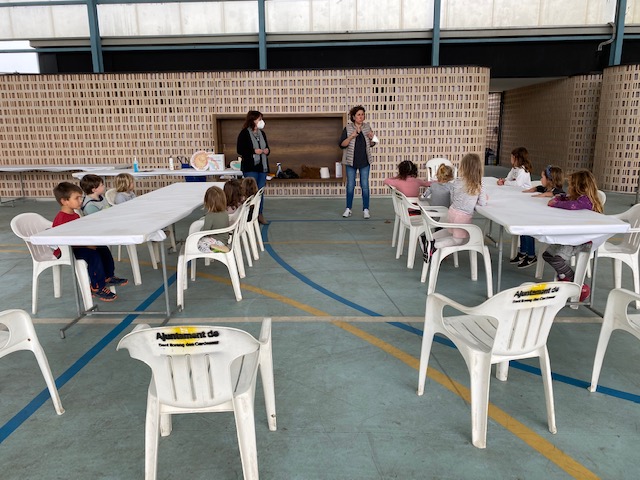 Des de la biblioteca ens conten: FINS QUE ENS POGUEM ABRAÇAR!