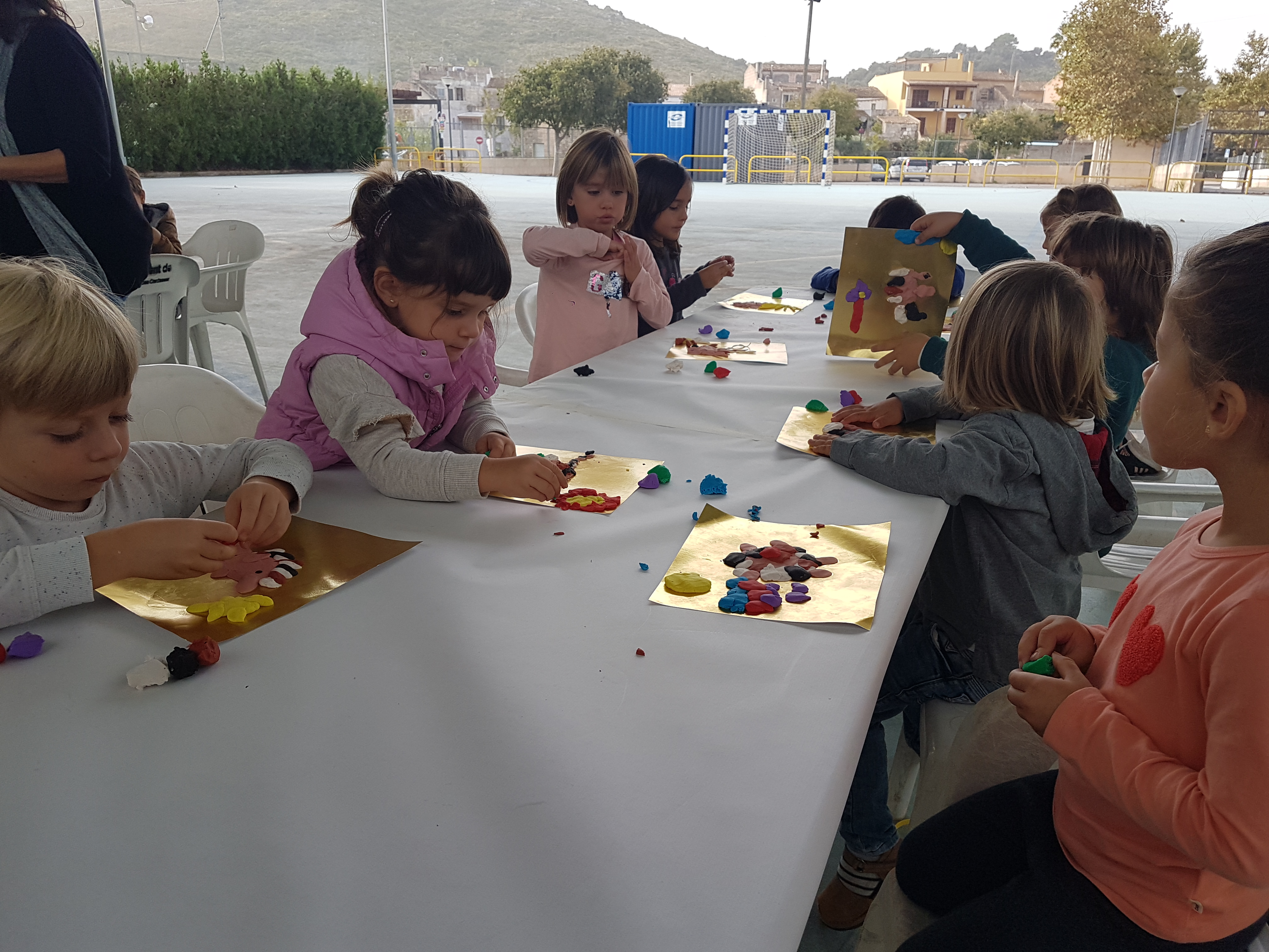 Des de la biblioteca ens conten: FINS QUE ENS POGUEM ABRAÇAR!