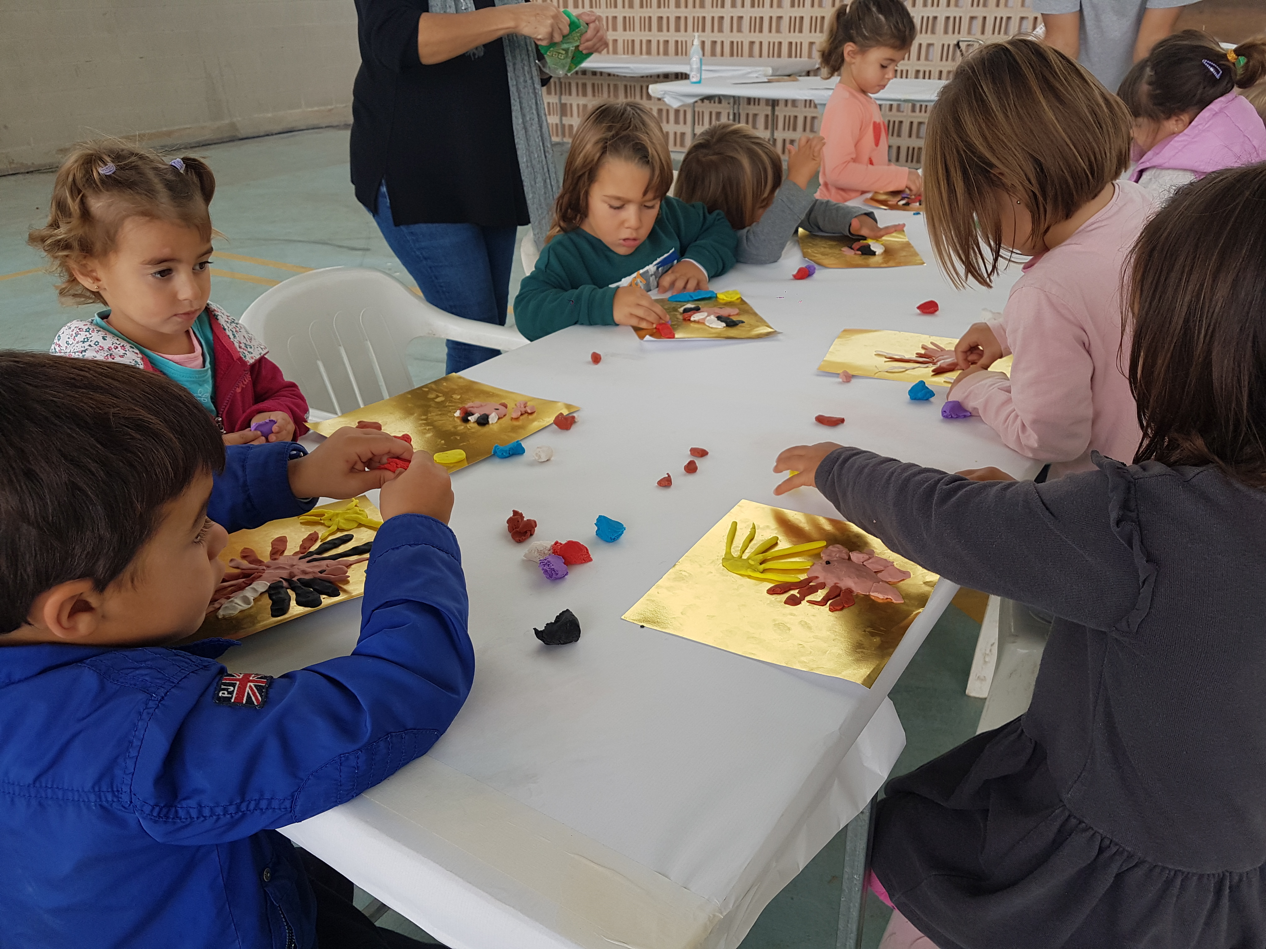 Des de la biblioteca ens conten: FINS QUE ENS POGUEM ABRAÇAR!