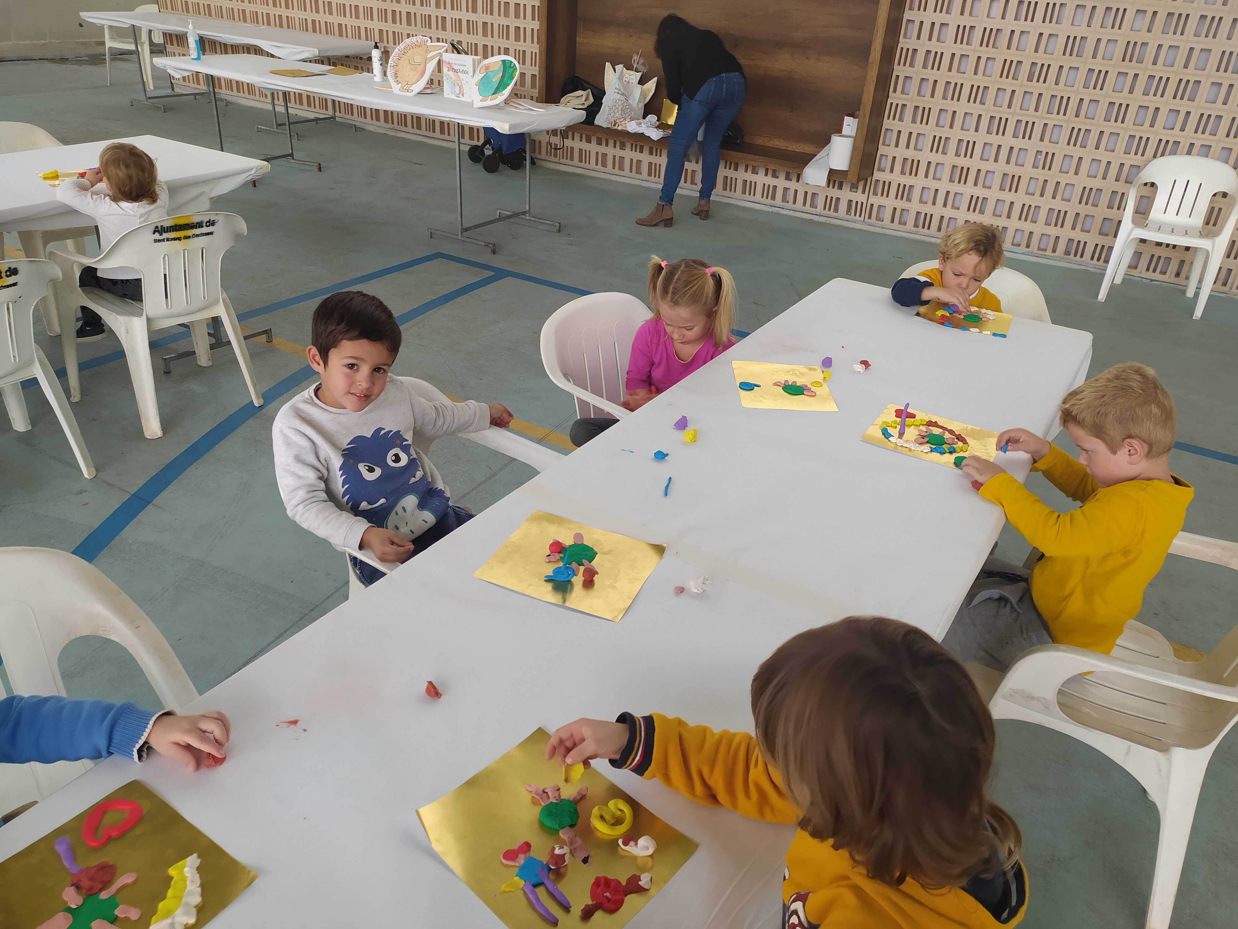 Des de la biblioteca ens conten: FINS QUE ENS POGUEM ABRAÃ‡AR!