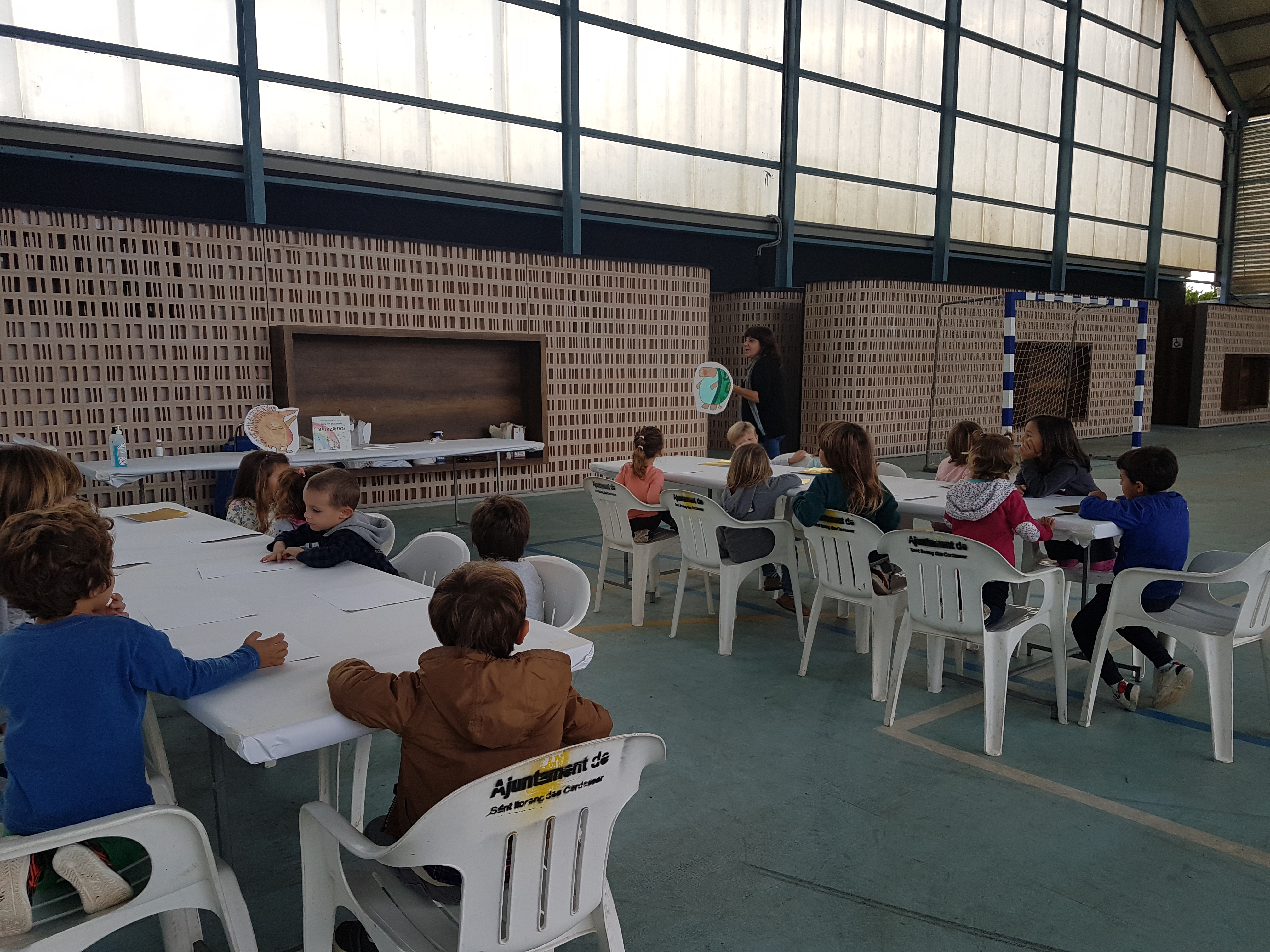 Des de la biblioteca ens conten: FINS QUE ENS POGUEM ABRAÃ‡AR!